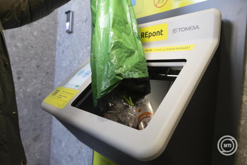 Gyorsabb és kényelmesebb palackvisszaváltás megérkezett az új, „zsákos beöntésű” automata