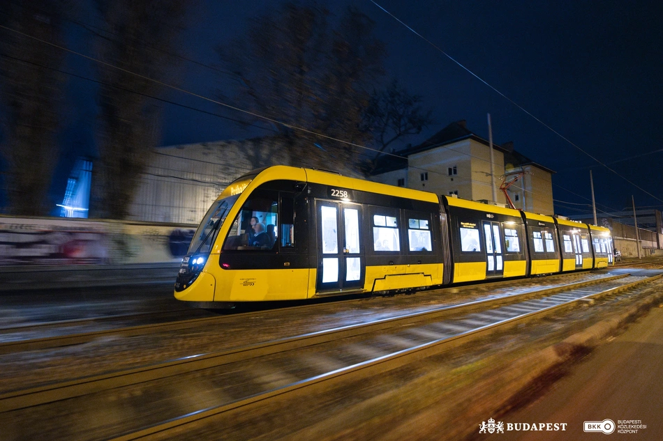 Zöldebb fővárosi közlekedés: új környezetkímélő villamos erősíti a BKK flottáját