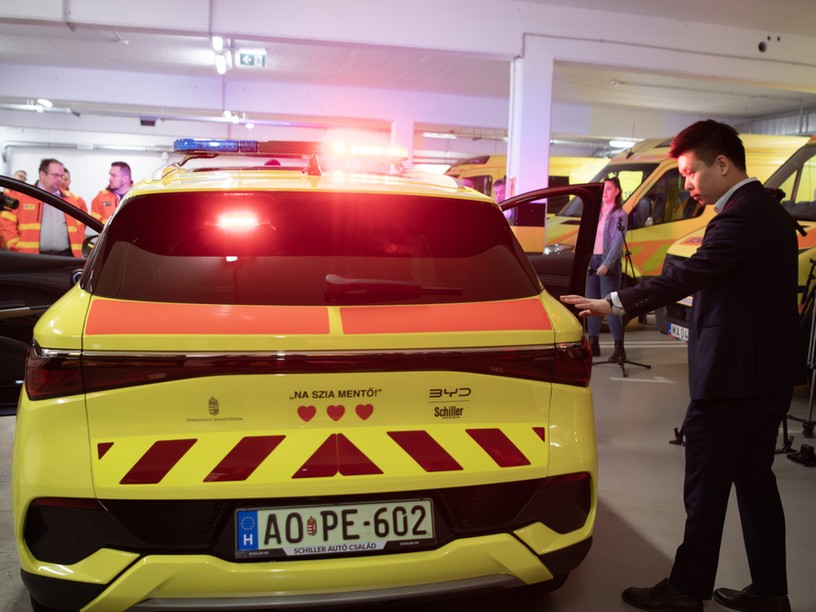Zöldre vált a mentés: elektromos autókkal erősít az Országos Mentőszolgálat