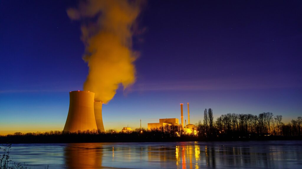 Kővel megrakott uszályokkal terelik a vizet az atomerőmű felé