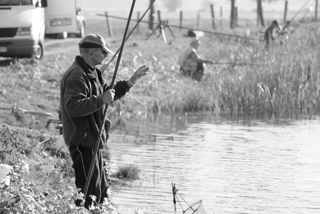 Láthatatlan csapdák a vizekben: 64 állatfajt fenyeget a horgászat mellékhatása