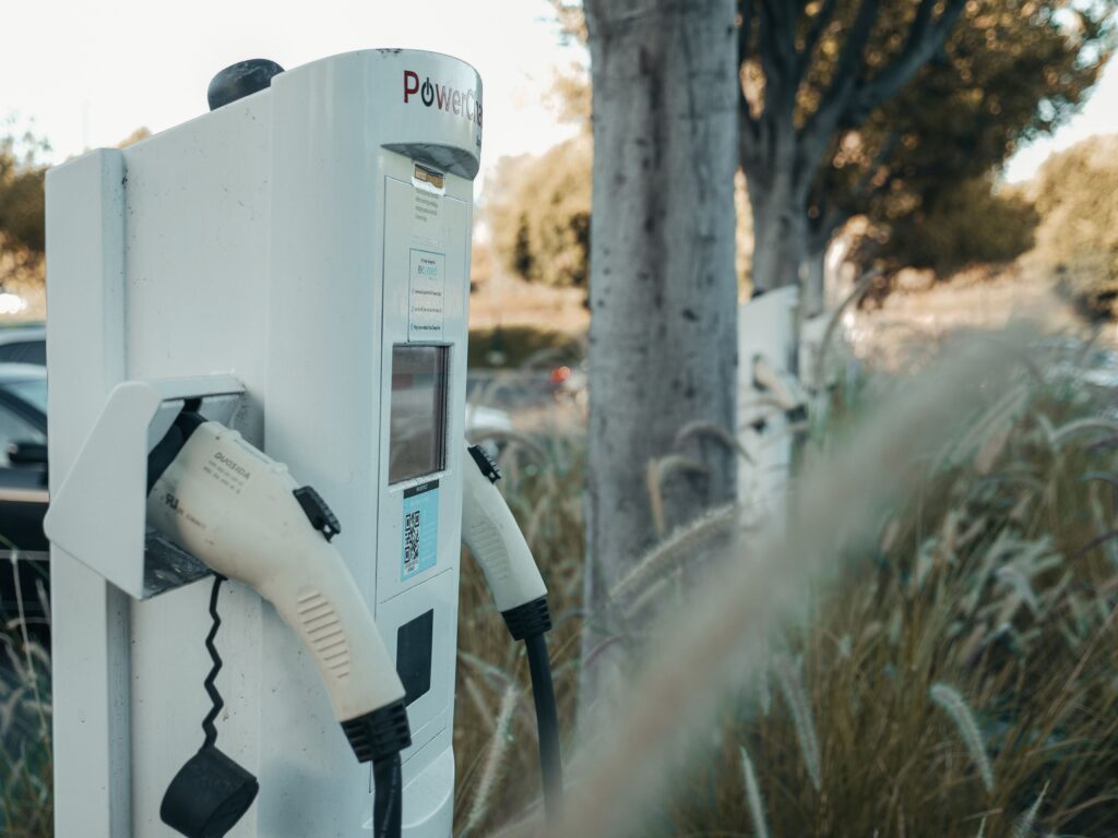 Csúcsidőn kívüli töltésre kérik az elektromos autók tulajdonosait