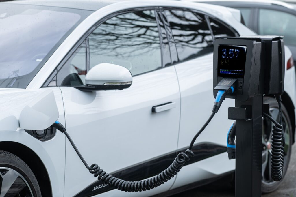 Új szintre lép az elektromobilitás Magyarországon: több városban fejleszt a Mol Plugee
