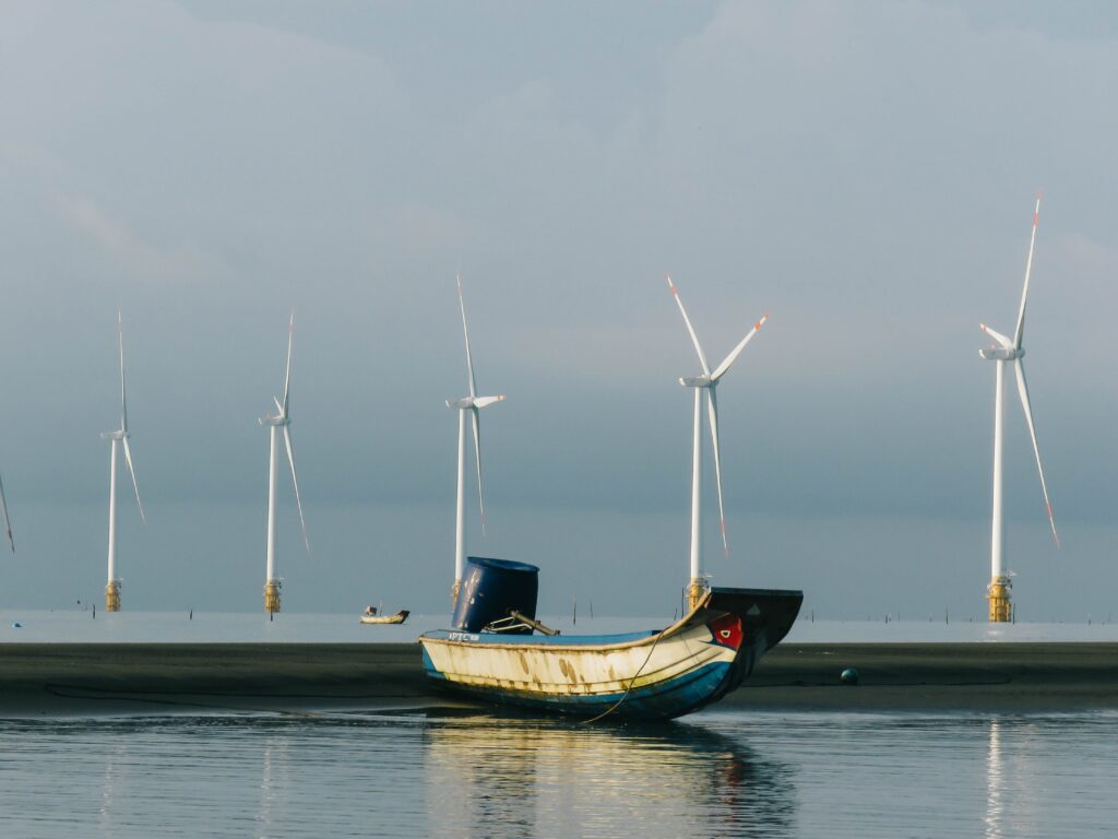 Új mérföldkő a tengeri szélenergiában: rekordteljesítményű úszó szélerőmű indult Kínában