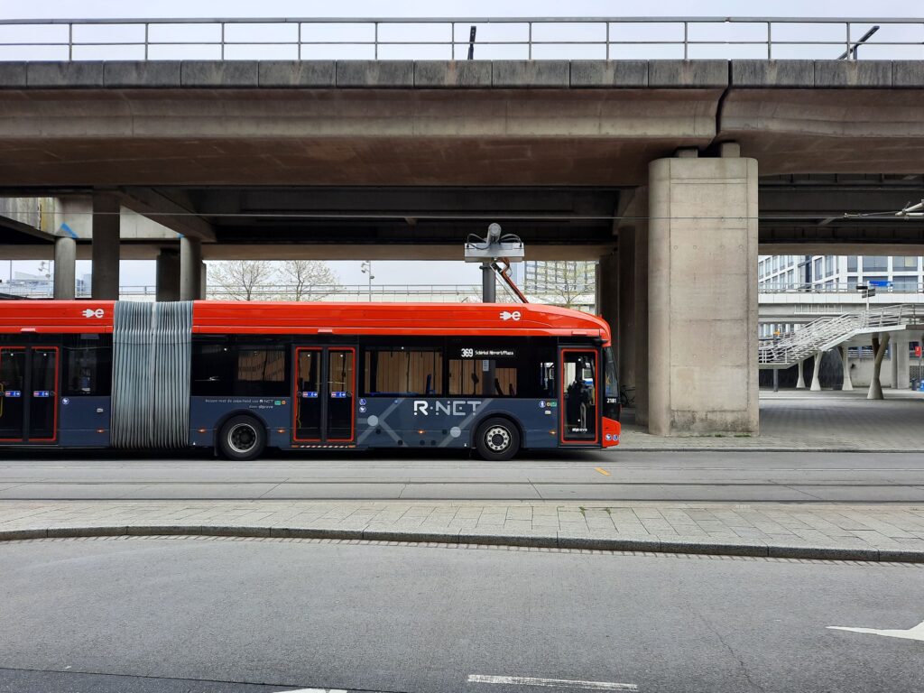 Nem csúcsidőben töltik az elektromos buszokat Pécsen